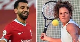 حققت بطلة التنس ميار شريف أول انتصار لها بالدور الرئيسي في بطولات الجراند سلام، بعد فوزها على اللاعبة الفرنسية كلوي باكيه في الدور الأول لبطولة أستراليا المفتوحة. ÙˆØ§Ù„Ø¯Ø© Ù„Ø§Ø¹Ø¨Ø© Ø§Ù„ØªÙ†Ø³ Ù…ÙŠØ§Ø± Ø´Ø±ÙŠÙ ØªØ´Ø¬ÙŠØ¹ Ù…Ø­Ù…Ø¯ ØµÙ„Ø§Ø­ Ù„Ù‡Ø§ Ø£Ø¹Ø·Ø§Ù‡Ø§ Ø¯ÙØ¹Ø© Ù‚ÙˆÙŠØ© Ø§Ù„ÙŠÙˆÙ… Ø§Ù„Ø³Ø§Ø¨Ø¹