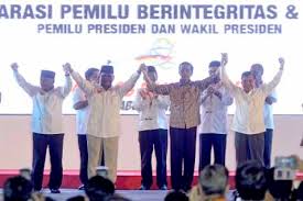 Berbeda dengan tanda seru, tanda tanya (?) hanya memiliki satu kegunaan, yaitu makna interogatif. Pilpres 2014 Babinsa Tinggalkan Tanda Tanya Kabar24 Bisnis Com