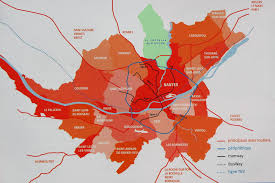 Commune de 17 330 habitants (chiffre insee 2009) en banlieue nord de nantes (dont elle fait partie de la communauté d'agglomération nantes métropole) à la confluence de l'erdre, du gesvres et de l'hocmard. La Chapelle Erdre Jumelagelachapellebychawa