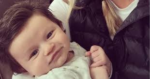 Bé 2 tháng tuổi thành hiện tượng mạng nhờ mái tóc kỳ lạ