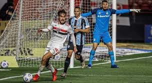 Grêmio faz o básico, supera o vence vitória e avança às quartas da copa do brasil. Se9mnerzeffb3m