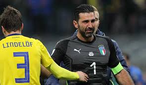 Den tiefpunkt erlebte buffon nach eigenem bekunden im alter von 25 jahren, als er seinen damaligen torwarttrainer ivano bordon vor. Italien Gianluigi Buffon Nimmt Abschied Von Der Nationalmannschaft