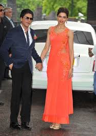Deepika Padukone Shahrukh Khan Photos Photos Shahrukh Khan And Deepika Padukone At Itv Studios Deepika Padukone Style Beautiful Saree Saree Gown