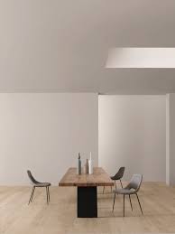 Nice modern dining table and chairs set. Desco Amura