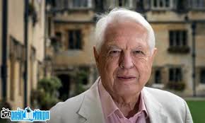 Nhà báo John Simpson