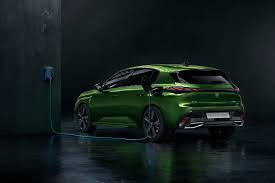 Por encima se ubica el bloque de gasolina turboalimentados (puretech) de 1.2 litros, bien con 110 o 131 cv. New Peugeot 308 First Pictures Of 2021 Hybrid Revealed Car Magazine