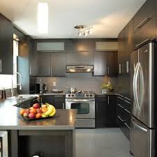 Comptoir Stratifie Avec Bande De Corian Pour Cuisine Urbaine Cuisine Urbaine Cuisine Moderne Cuisine Design Moderne