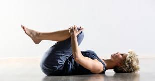 Con solo unos minutos al día, podrá fortalecer músculos y mantenerse en forma en casa sin tener que ir al gimnasio. Ejercicios Faciles Para Estirar La Zona Lumbar Y Los Hombros En Casa