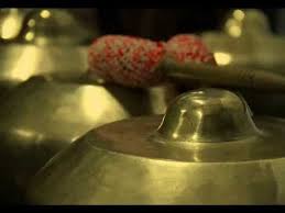 Alat musik tradisional ini jika dimainkan dengan harmonisasi dinamis, rancak dan memiliki tema yang riang maka akan sangat cocok dengan sifat dan karakteristik orang madura yang memiliki sifat tegas tetapi tetap baik dan santun. Gamelan Degung Sabi Lulungan Youtube