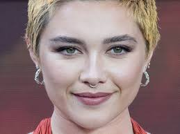 El look imprescindible del día es Florence Pugh de festival (con mono  transparente y riñonera)