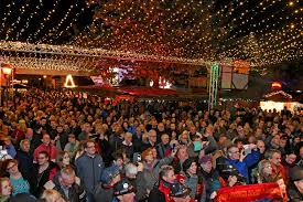 Kurier Tanne Auf Dem Steeler Weihnachtsmarkt Und Sie Dreht Sich Doch Budenzauber Auf Dem Kaiser Otto Platz Eroffnet Essen Steele
