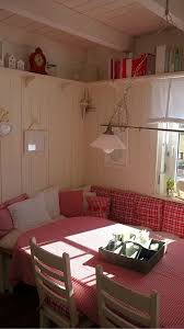 Cute Corner Bench And Shelves Up By The Ceiling Ahnliche Tolle Projekte Und Ideen Wie Im Bild Vorgeste Kleine Raume Einrichten Einrichten Und Wohnen Gartenhaus