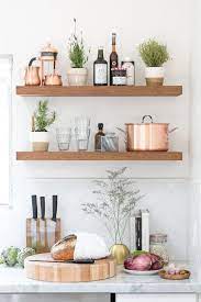planten en kruiden op de keukenplankjes prachtig gestyled met koperen servies kitchen decor kitchen inspirations kitchen remodel