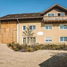 blockhaus konstanz der anbau unter der regie des chiemgauer holzhauses fugt sich perfekt in das gesamtbild des gemauerten bestands in 2020 house styles mansions house