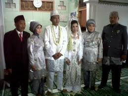 Gambar majlis akad nikah johan raja lawak dan ozlyn kami di budiey dot com media ingin mengucapkan selamat pengantin baru buat johan raja lawak dan ozlyn yang telah sah bergelar suami isteri pada 25 julai lalu di masjid lembah jaya, ampang. Keluarga Pak Dalyono Mantu Rw 16 Karanganyar Kampung Hijau Ramah Anak