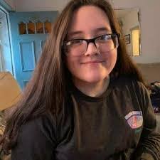 Kari Meadows's Instagram, Twitter & Facebook