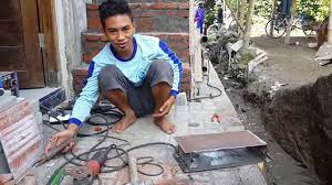 Lalu bentuklah adukan menjadi gudukan, dan buat lubang seperti cekungan pada tepat di tengahnya. Membuat Cetakan Batako Manual Youtube