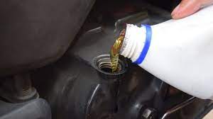 Setiap pemilik mobil penting sekali untuk melakukan penggantian oli secara berkala, setidaknya 3 langkah mengganti oli mobil secara mandiri di rumah. Sepeda Motor Pakai Oli Atau Pelumas Mobil Amankah