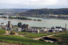 Wegen corona nutzen deutlich weniger fahrgäste die seilbahn zum niederwalddenkmal in rüdesheim. Rudesheim Im Rheingau Bromserburg Drosselgasse Rudesheimer Schloss Seilbahn Rudesheim Niederwaldbahn Niederwalddeckmal Weinlese Kloster Benediktinerabtei St Hildegard Niederwald Tempel Fachwerkhauser Weinschanken Pfarrkirche St Jakob Rudes