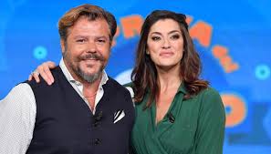 Andrea lo vecchio (milano, 7 ottobre 1942) è un cantautore, compositore, paroliere, produttore discografico e autore televisivo italiano, entrato nella storia della musica leggera italiana come autore. Andrea Lo Cicero Con Elisa Isoardi A La Prova Del Cuoco Andrea Lo Cicero Dal Rugby Alla Televisione Virgilio Sport