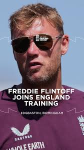 When an England legend helps out at training 🤩, Good to see you today,  @AFlintoff11 🥰