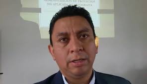 El Msc. Joel Ramos Garcia del Tribunal Supremo Electoral (TSE), comparte al  periodista de Presencia Universitaria Erick Cerrato la conferencia de  Administración de Proyectos SIG Aplicada a Cartografía ...