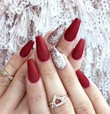 Let's begin without further ado! 6 Savvy Red Nail Designs To Give You The Glam You Need