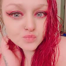 Jennifer Lash's Instagram, Twitter & Facebook