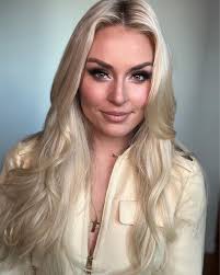 Woke up like this…. Wait… no… no I did not 🤣 psyched you can't see the  circles under my eyes from the 5am wake-up calls (thx @cgonzalezbeauty!)  Loving the challenge of this