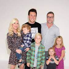 We may have tori spelling's manager information, along with their booking agents info as well. Tori Spelling Vom Regen In Die Traufe Bunte De