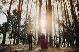 Dapatkan penawaran spesial paket foto prewedding dan wedding hanya di gloob! 10 Foto Prewedding Di Hutan Dengan Tema Yang Unik Nggak Kalah Sama Ammar Zoni Dan Irish Bella