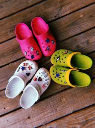 Aesthetic Black Crocs With Charms Vsco Britneelo Crocs Fashion Pink Crocs Crocs