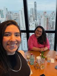 Amar a si mesma é parte essencial da saúde mental e do acolhimento  emocional, mas pouca gente fala sobre o quanto esse processo pode ser  difícil. Quando crescemos aprendendo a agradar, a