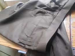 Jika pada celana bahan biasanya terdapat sisa bahan yang bisa di gunakan untuk membesarkan nya maka lain halnya untuk celana jeans yang di buat oleh pabrik garment. Cara Membesarkan Pinggang Celana Kain Gambaran