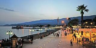 İstanbul ile edremit arasındaki sürüş süresi, ara duraklamalar ve trafik sıkışıklığı olmadan yaklaşık 67 saat ve 16 dakika süredir. Edremit Gezi Rehberi Gezimanya