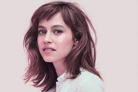 En 2018 La Superbe Actrice Francaise Lou De Laage Incarnera La Nouvelle Version Du Parfum Irresistible D Hairstyles With Bangs Hair Styles Long Hair Styles