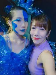 顶着高鞋挺着沉重服装站数小时，我看着心疼但她毫无怨言，因为她清楚这是专业模特儿应有的精神和使命！毫无失望的！宝贝女儿又完成了一场展现服装设计猫步的Job👍太漂亮了#