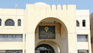 تظهر الأعراض بعد الإصابة بعدوى كورونا خلال 5 إلى 6 أيام في كثير من الحالات، غير أن هذه الفترة يمكن أن تتراوح بين يوم واحد وحتى 14 يوما، وفقا لمنظمة. Ø§Ù„ÙƒÙˆÙŠØª ÙˆØ²Ø§Ø±Ø© Ø§Ù„ØµØ­Ø© ØªÙˆØ¶Ø­ Ø§Ù„Ù„Ø¨Ø³ Ø­ÙˆÙ„ Ø¥Ø®Ù„Ø§Ø¡ Ø§Ù„Ù…Ø³Ø¤ÙˆÙ„ÙŠØ© Ø¹Ù† Ù…Ø¶Ø§Ø¹ÙØ§Øª Ù„Ù‚Ø§Ø­ ÙƒÙˆØ±ÙˆÙ†Ø§ ØµØ­ÙŠÙØ© Ø§Ù„ÙˆØ·Ù†