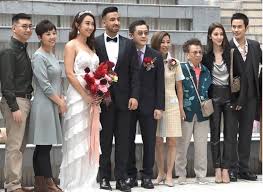 【兒童節】鍾嘉欣貼全家福 陳凱琳聞兒子腳仔香 2021年04月05日 07:00 星期日是4月4日的兒童節，至於已返回加拿大的鍾嘉欣，貼出全家福慶祝。 é™³å‡±ç³çˆ¶æ¯å°åº¦