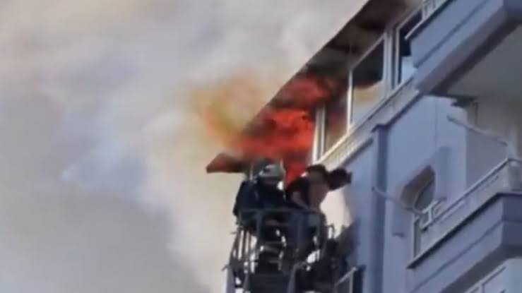 Βίντεο με δραματική διάσωση από φλεγόμενο διαμέρισμα στην Αττάλεια:  Κρέμονταν από το περβάζι και καλούσαν σε βοήθεια