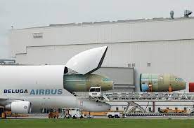Detailed information, specs, cargo capacity, payload, operating costs and features of the airbus beluga cargo aircraft. Bildarchiv Hamburg Com Foto Verladung Airbus Flugzeugverladung Beluga Laderaum
