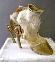 Des plus minimalistes aux plus fantaisistes, des plus natures aux plus coutures, les souliers jouent la carte de la singularité, dans un colorama enjoué, délicieusement optimiste. Top 30 Paires Des Chaussures Les Plus Bizarres Du Monde