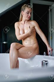 Hermosa Mujer Desnuda En El Baño Fotos, retratos, imágenes y fotografía de  archivo libres de derecho. Image 155711115