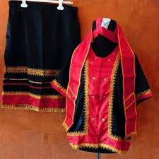 Wanita bidayuh menggayakan baju jipo pendek dan skirtbidang fabrik satin rona hitam berhias selempang merah perhiasan pinggang daripada syiling perak. Pakaian Tradisional Kaum Bidayuh Shopee Malaysia