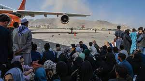 Other nations have been scrambling to evacuate their citizens and afghans who. Kabul Us Soldaten Toten Zwei Bewaffnete Manner Am Flughafen Stern De