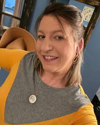 Leslie Petit's Instagram, Twitter & Facebook