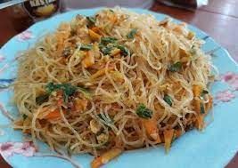 Bihun goreng is a popular hawker food where it is usually served on banana leaves similar to pancit habab together with makeshift chopsticks made with two lidi sticks. Resep Bihun Goreng Simple Yang Lezat Resep Mami