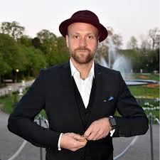 Uzņēmumā šobrīd ir pieejamas 2 alter vakances. Sia Die Sangerin Hat Zwei Teenager Adoptiert Gala De