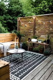 Terrassengestaltung Kleiner Teppich Grau Sitzecke Orientalische Elemente Sichtschutz Lichterkette Kerzen In 2020 Gartengestaltung Terrasse Gestalten Balkon Sofa