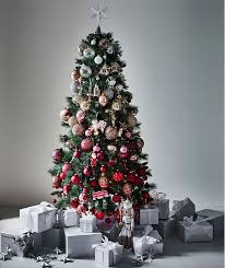 With 347 tinsel branches and 150 twinkle lights, it shines bright all on its own. 15 Ombre Christmas Trees And Tree Decor Ideas Shelterness